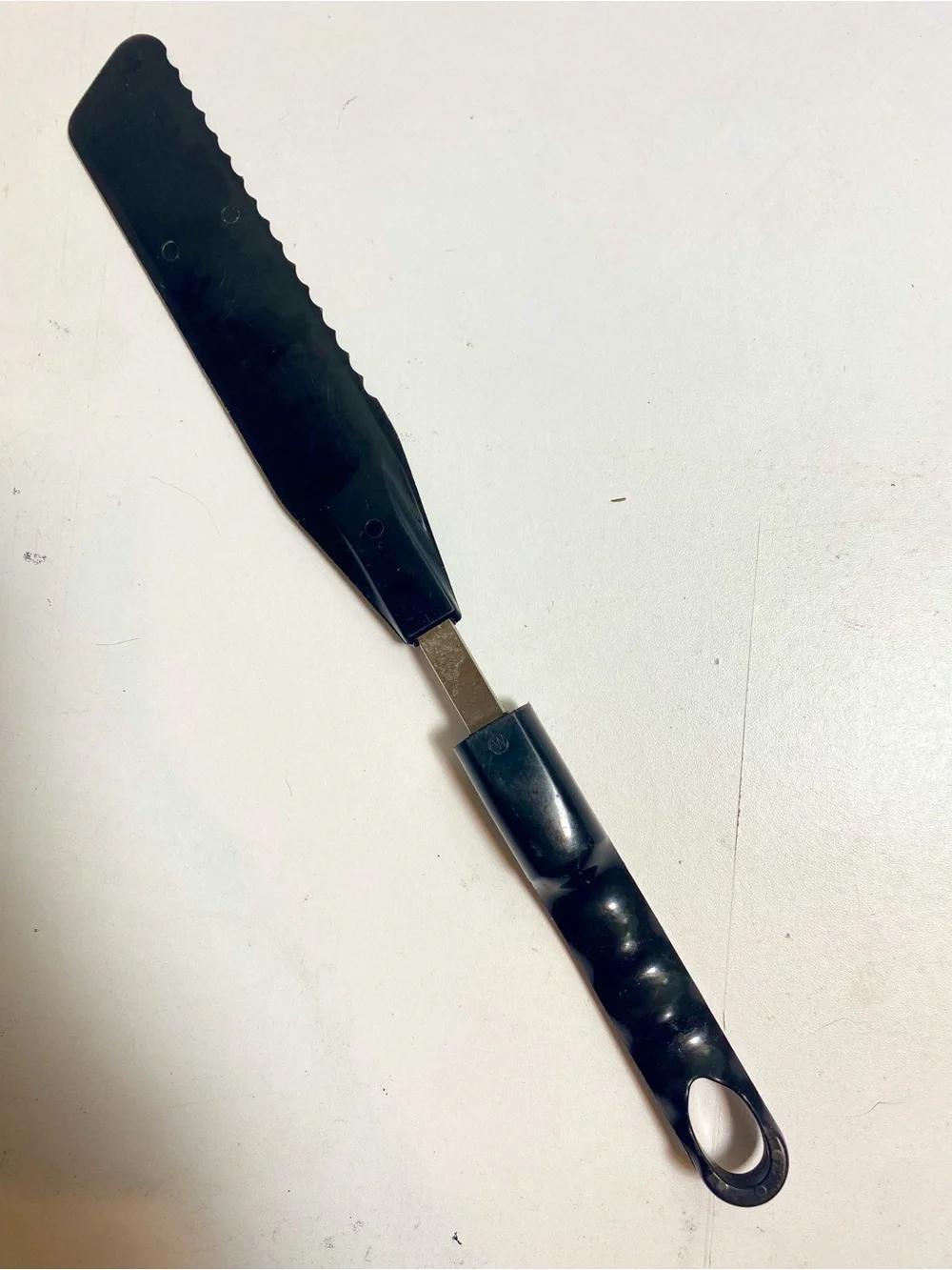 Bonny black serrated